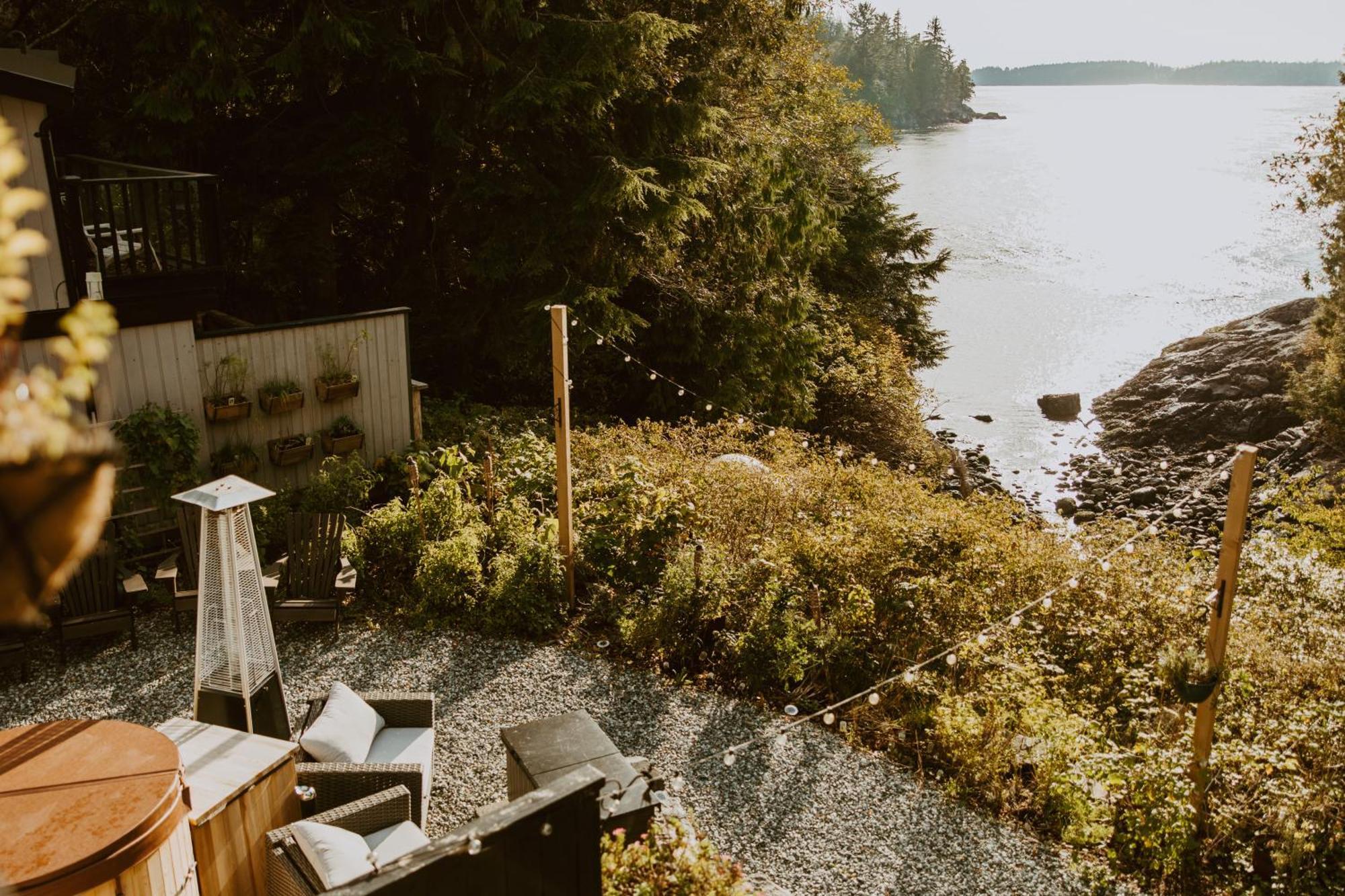 Lunar Cove Inn Charters And Tours Tofino Exteriör bild