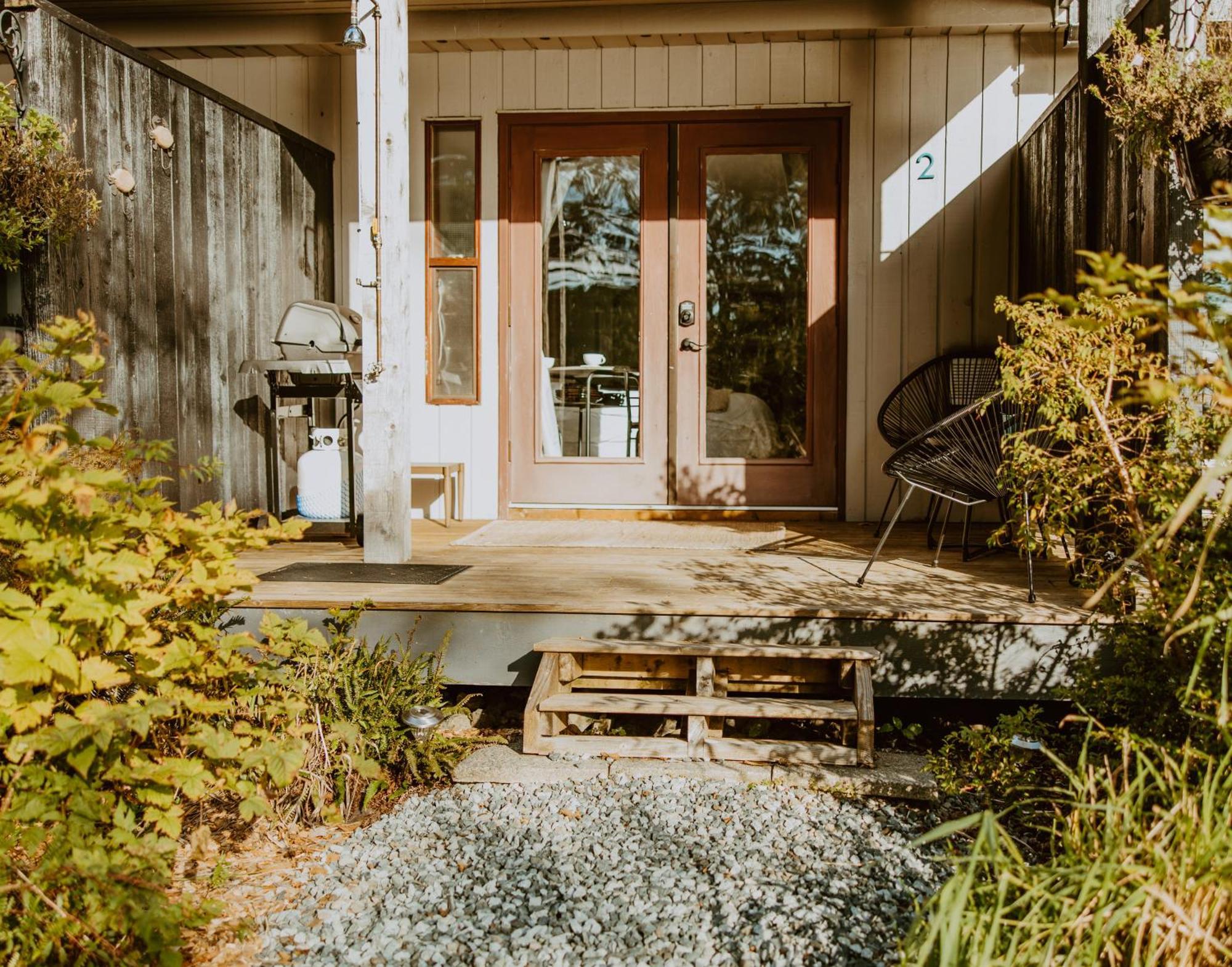Lunar Cove Inn Charters And Tours Tofino Exteriör bild