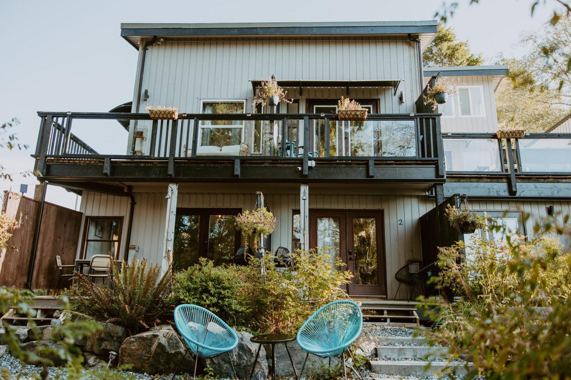 Lunar Cove Inn Charters And Tours Tofino Exteriör bild