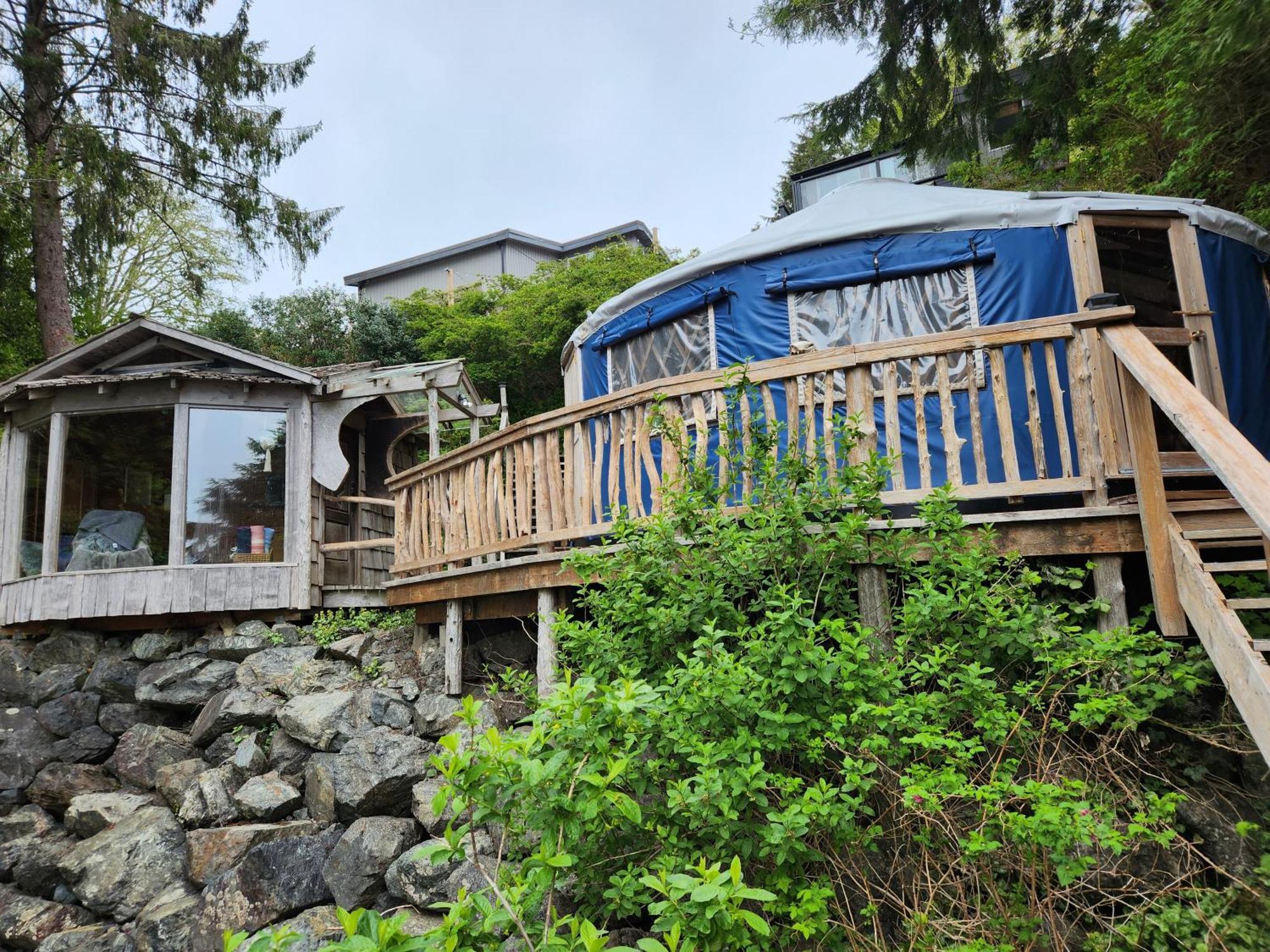 Lunar Cove Inn Charters And Tours Tofino Exteriör bild